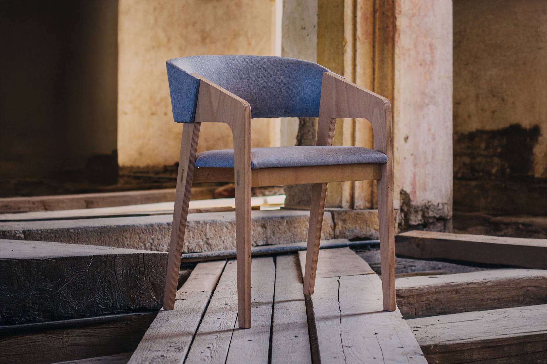 Upholstered dining chair – image 3